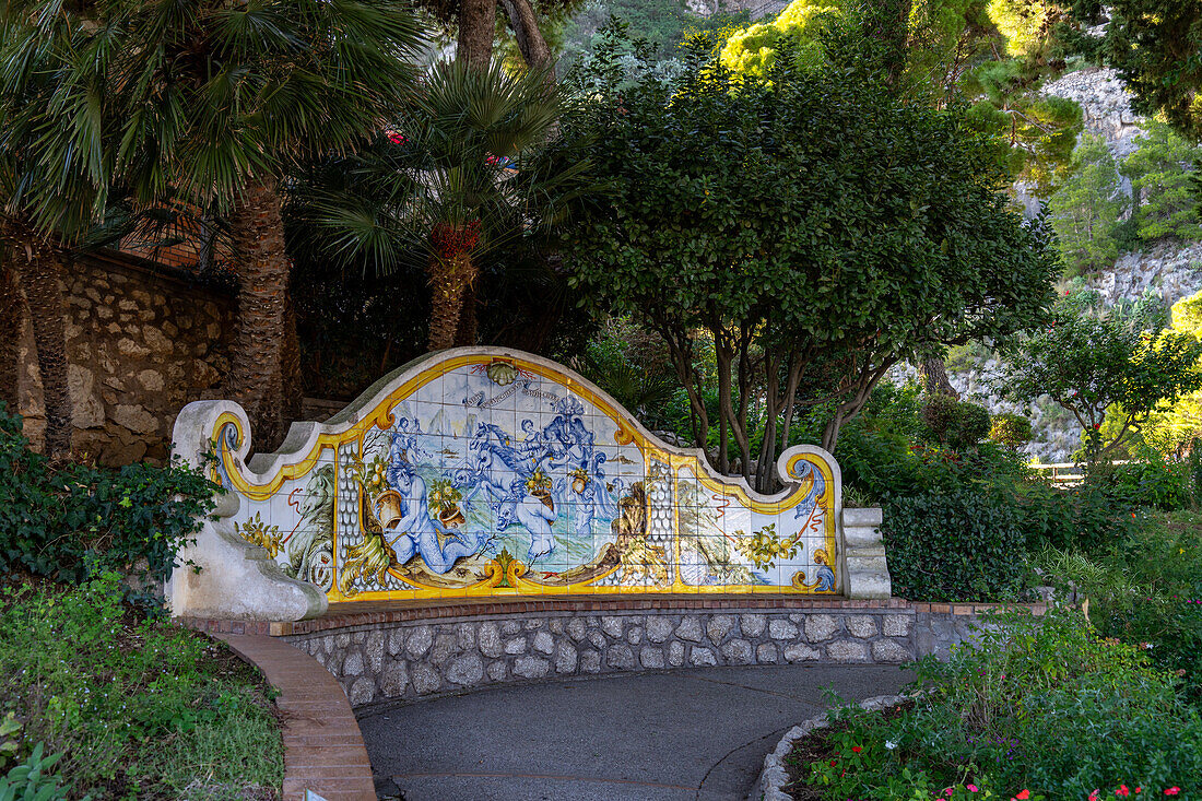 Bunte Keramikfliesenbank in den Gärten des Augustus, einem botanischen Garten auf der Insel Capri, Italien.