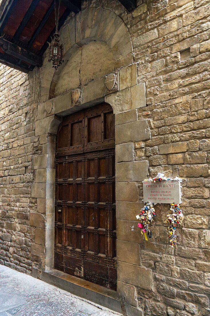 Hauptportal der Kirche der Heiligen Margareta von Antiochien in Florenz, Italien. Sie war die Kirche von Dante Alighieri.