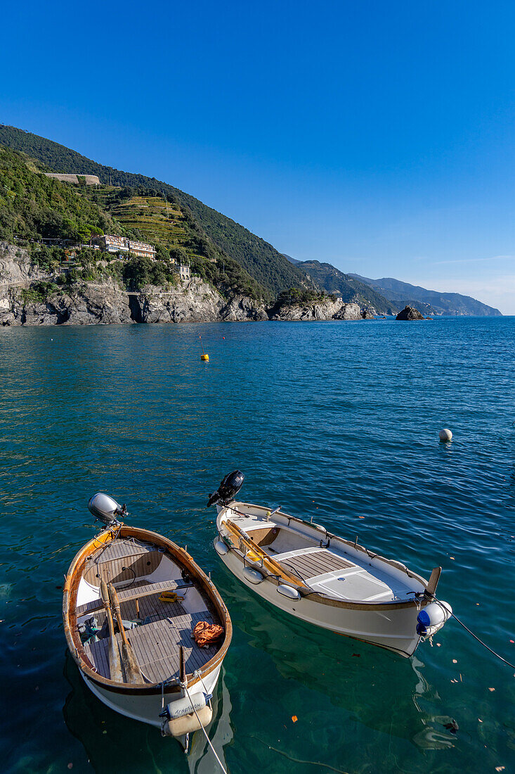 Zwei kleine Fischerboote im Hafen von Monterosso al Mare, Cinque Terre, Italien.