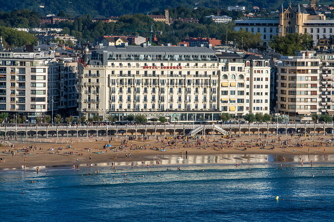 Landscape view over Playa de La Concha beach in San Sebastian, Gipuzkoa, Donostia San Sebastian city, north of Spain, Euskadi, Euskaerria, Spain. Hotel Londres (London) first building on right overlooking beach.