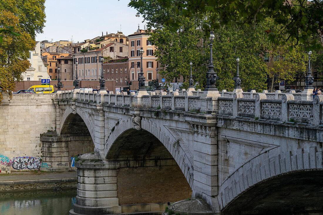 Ponte Giuseppe Mazzini, eine Steinbrücke über den Fluss Tiber in Rom, Italien.