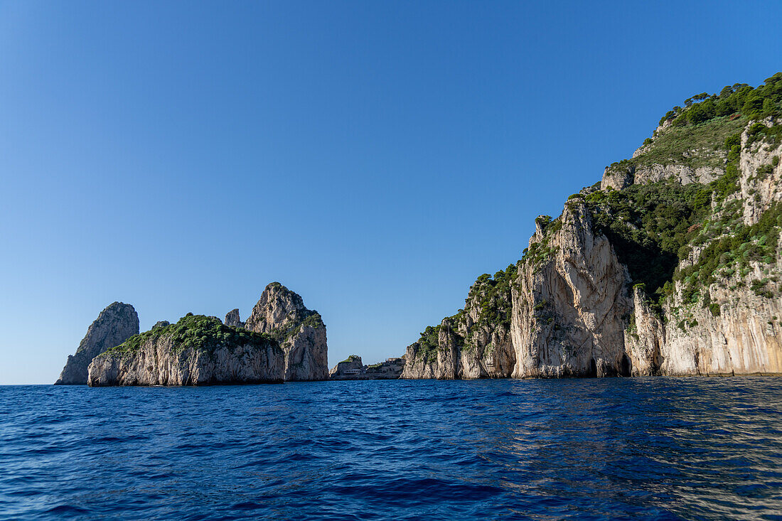 Monacone-Felsen oder Scoglio dei Monacone und die Farallons an der Südküste der Insel Capri, Italien.