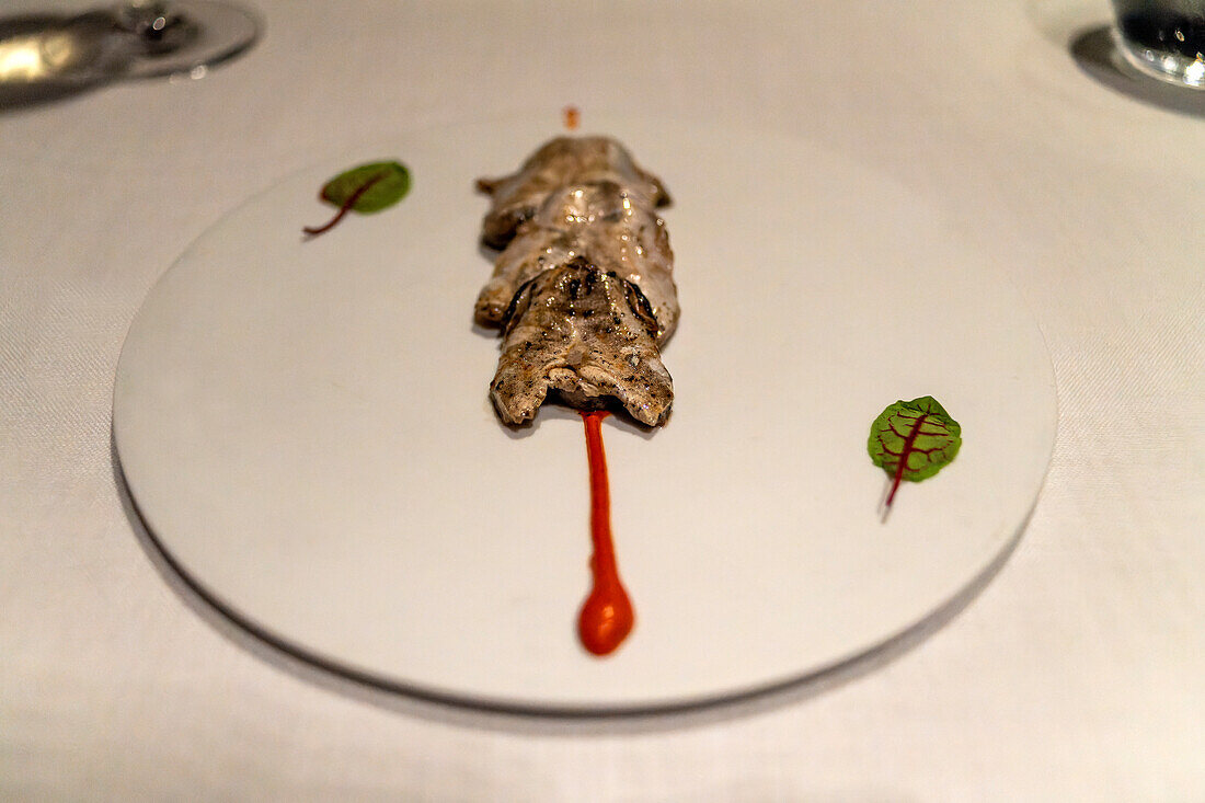 Gegrillte Kokotxas, Fischbäckchen, im Restaurant Sukaldean von Aitor Santamaria, einem renommierten Michelin-Sternekoch im historischen Zentrum von San Sebastian Donostia. Guipuzcoa. Baskenland. Spanien. Europa