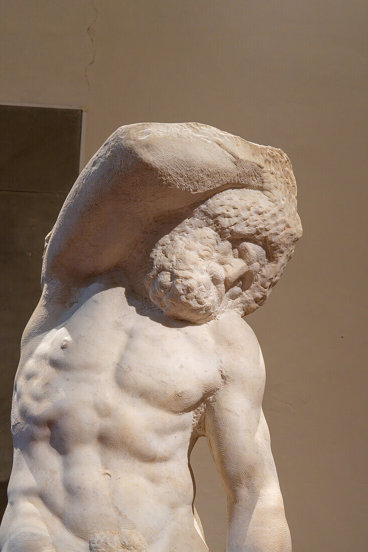 Detail des bärtigen Sklaven, einer unvollendeten Statue von Michelangelo in der Accademia Galerie in Florenz, Italien.