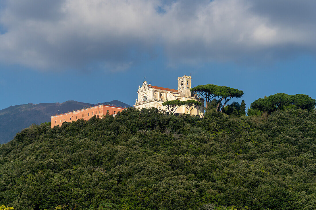 Kirche des Erzengels Michael auf dem Hügel von San Alfonso mit dem Vesuv im Hintergrund. Torre el Greco, Italien.