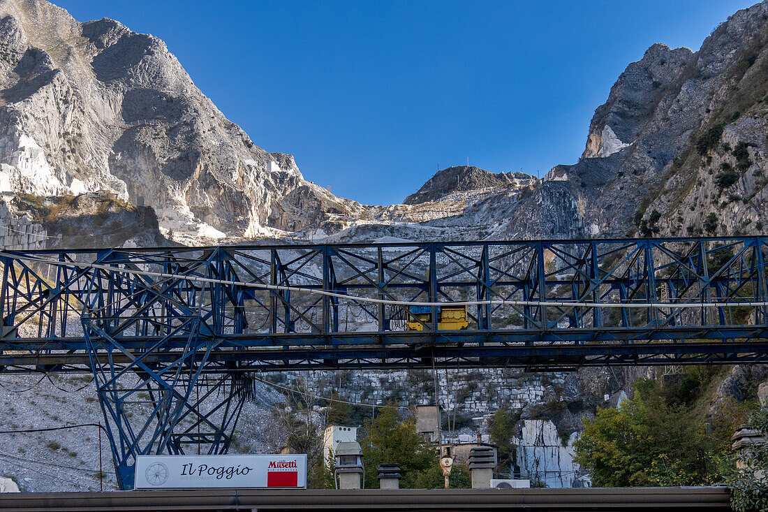 Ein Portalkran für den Transport großer Marmorblöcke in der Nähe der Steinbrüche in Fantiscriiti, in der Nähe von Carrara, Italien. Die Steinbrüche sind auf dem Berg dahinter zu sehen.