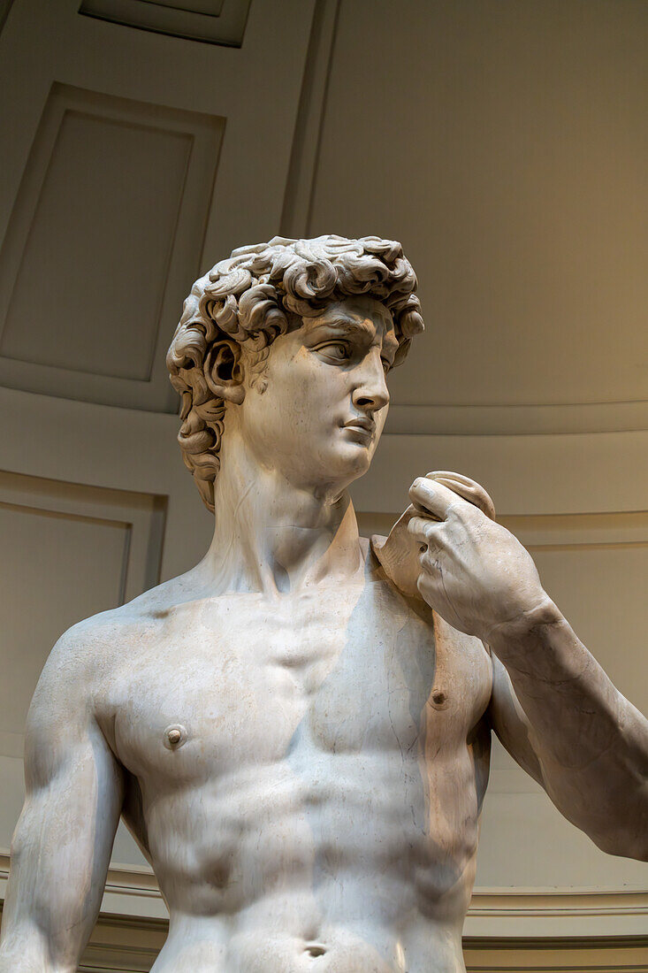 Detail der originalen David-Statue von Michelangelo in der Accademia-Galerie in Florenz, Italien.