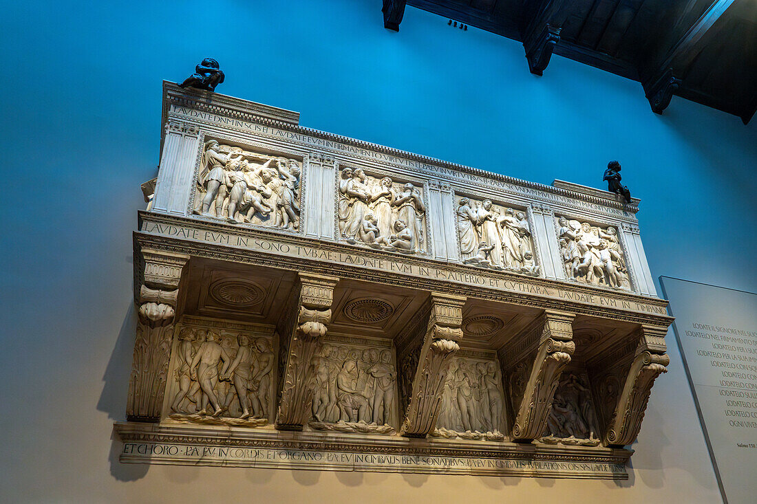 Eine aus Marmor geschnitzte Gesangsgalerie von Lucca della Robbia im Dommuseum in Florenz, Italien. Die Originalteile stammen aus dem 15. Jahrhundert und wurden im 19. Jahrhundert zu dieser Galerie zusammengefügt.