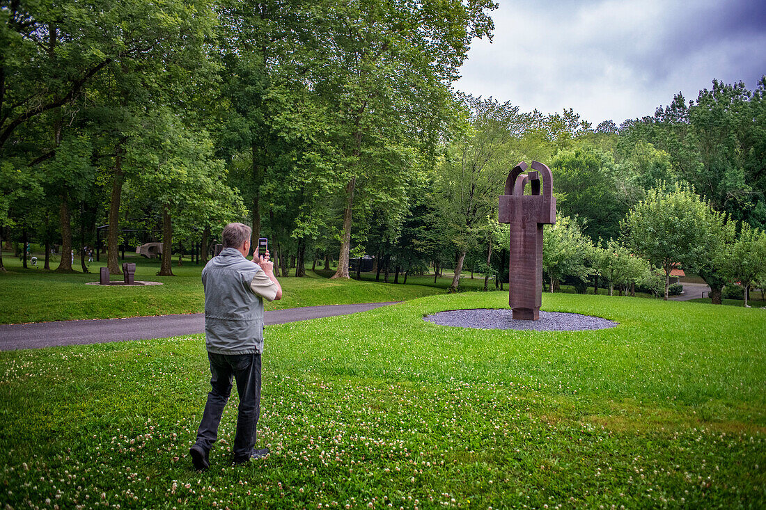 Das Chillida-Leku Museum, Skulpturen in Gärten und Wäldern des baskischen Bildhauers Eduardo Chillida, Hernani, Guipuzcoa, Baskenland, Spanien.