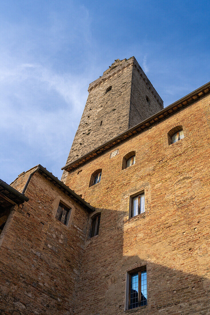 Torre Grossa oder der Große Turm, der höchste Turm der mittelalterlichen Stadt San Gimignano, Italien.