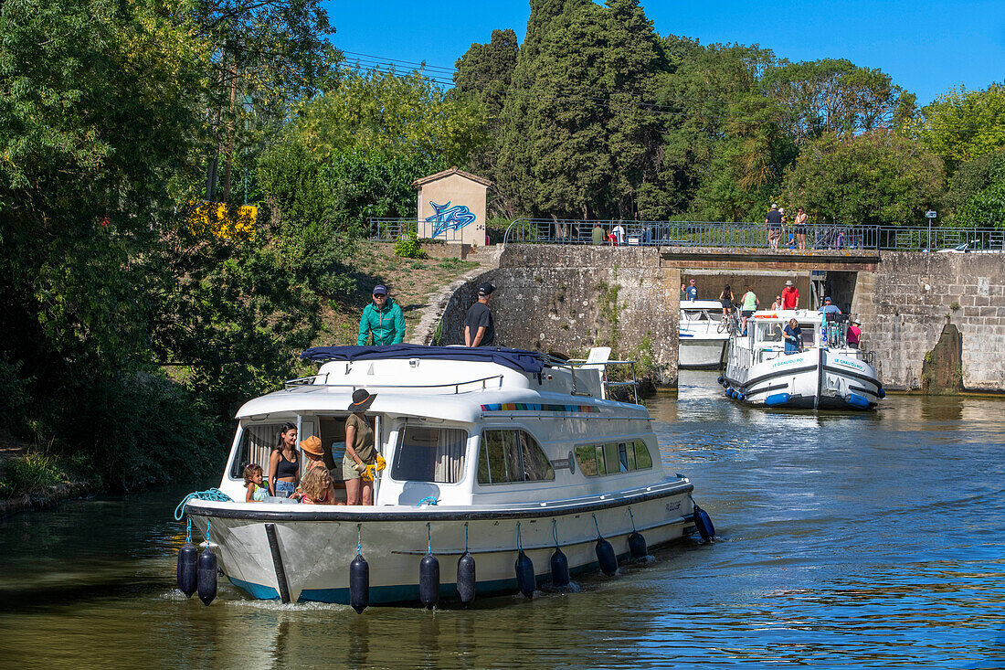 Boat crossing the Écluse de Marseillette look au Ranchin. Canal du Midi at village of Puichéric Carcassone Aude South of France southern waterway waterways holidaymakers queue for a boat trip on the river, France, Europe