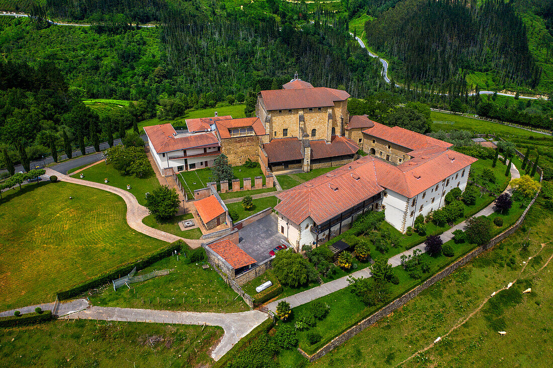 Luftaufnahme Ziortza-Bolibar, Kloster Zenarruza auf dem Camino del Norte, spanischer Pilgerweg nach Santiago de Compostela, UNESCO-Weltkulturerbe, Baskenland Euskadi, Spanien