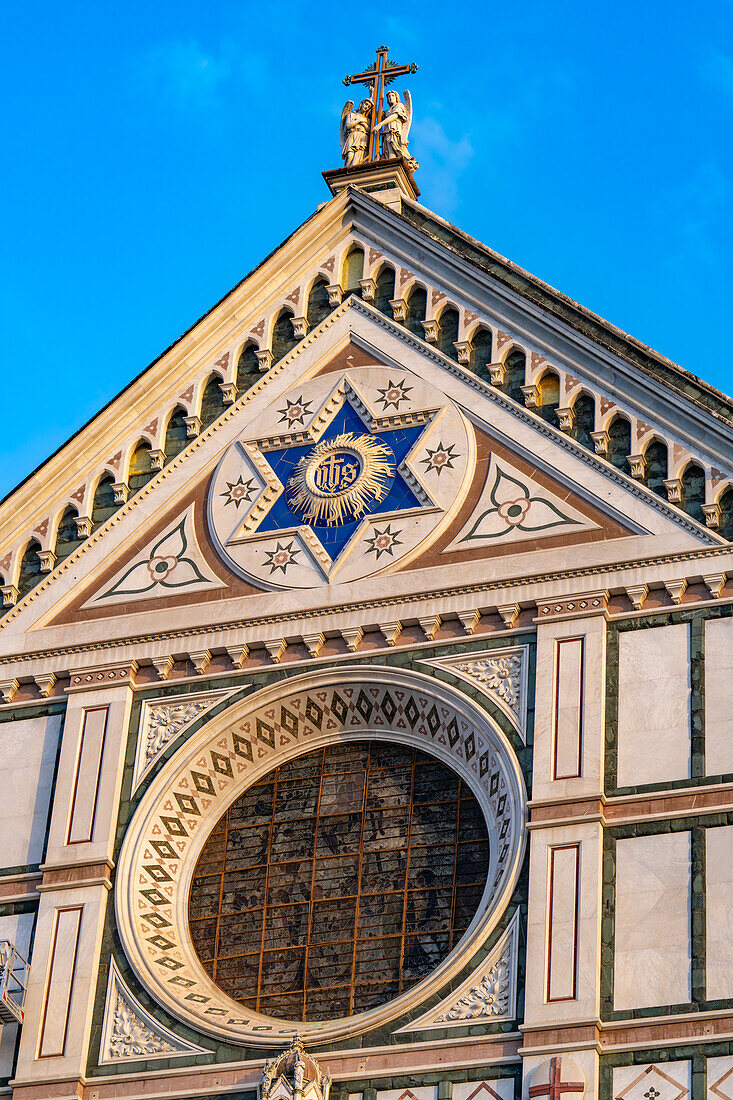 Die Fassade der Basilika Santa Croce oder Basilika des Heiligen Kreuzes in Florenz, Italien.