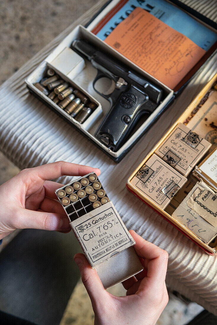 Hand holding cartridge for an Astra modelo 400 Spanish service pistol