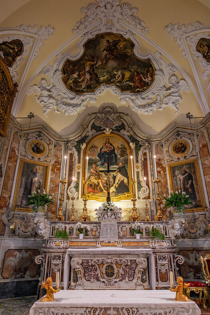 Der Altar und das Altarbild der Kirche Santa Maria delle Grazie in Sorrent, Italien.