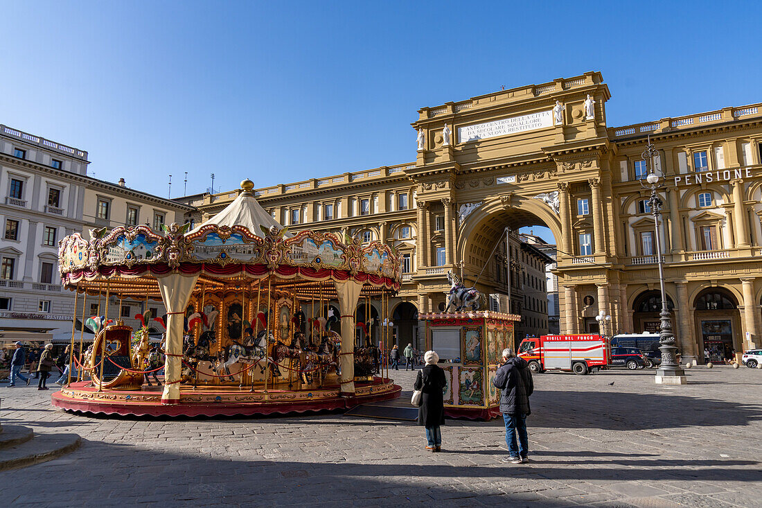 Das Karussell auf dem Platz der Republik oder Piazza della Repubblica in Florenz, Italien.