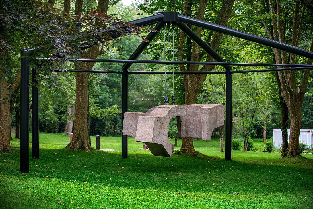 Lugar de Encuentros IV Das Museum Chillida-Leku, Skulpturen in Gärten und Wäldern des baskischen Bildhauers Eduardo Chillida, Hernani, Guipuzcoa, Baskenland, Spanien.