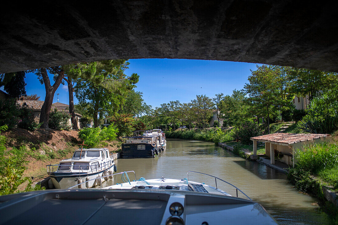 Canal du Midi bei Poilhes Aude Südfrankreich Südliche Wasserstraße Wasserstraßen Urlauber stehen Schlange für eine Bootsfahrt auf dem Fluss, Frankreich, Europa