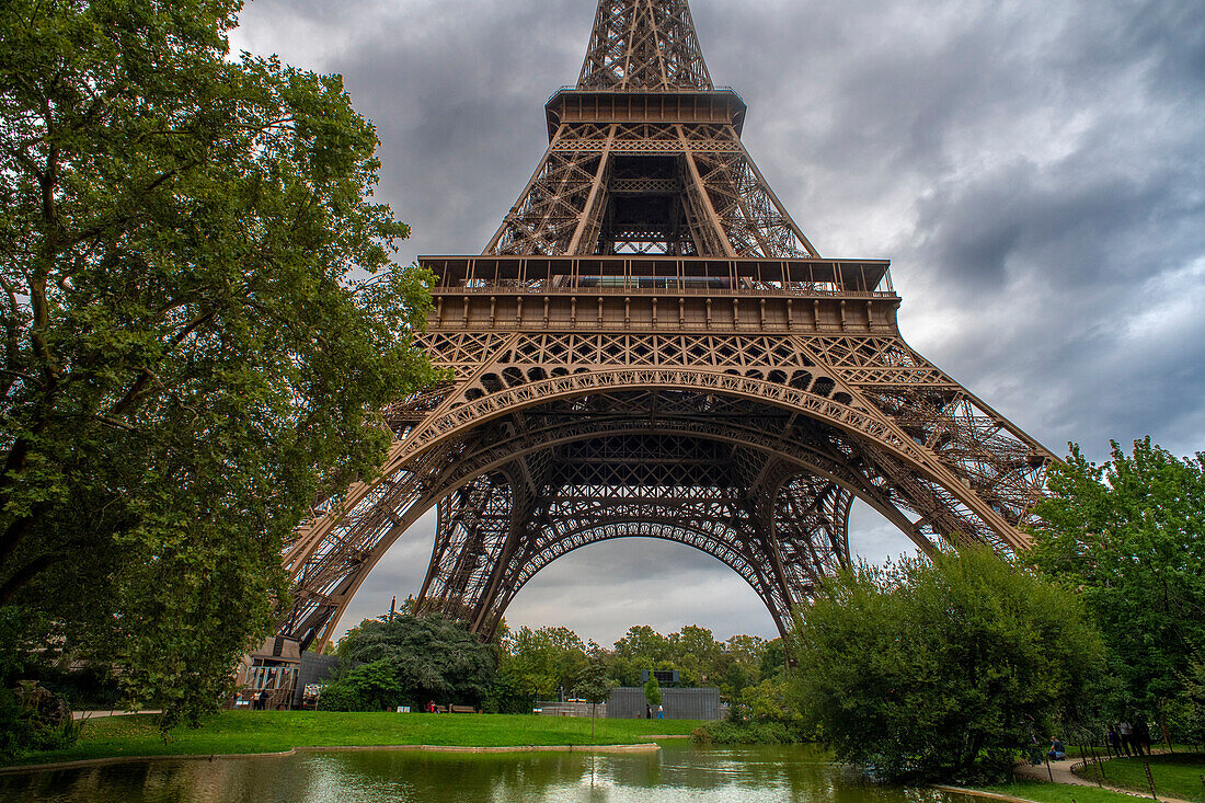 Nahaufnahme des komplizierten schmiedeeisernen Gitterwerks des Eiffelturms, der Eiffelturm ist das meistbesuchte bezahlte Bauwerk der Welt, Paris, Frankreich