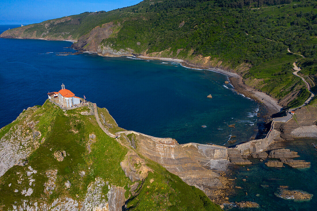 San Juan de Gaztelugatxe, Drachenstein in Game of Thrones, Brücke und Steintreppe, Bermeo, Baskenland, Euskadi, Euskaerria, Spanien.