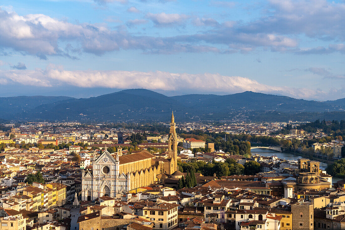 Blick auf die Basilika Santa Croce vom Turm des Palazzo Vecchio in Florenz, Italien. Rechts der Fluss Arno und die Nationale Zentralbibliothek.