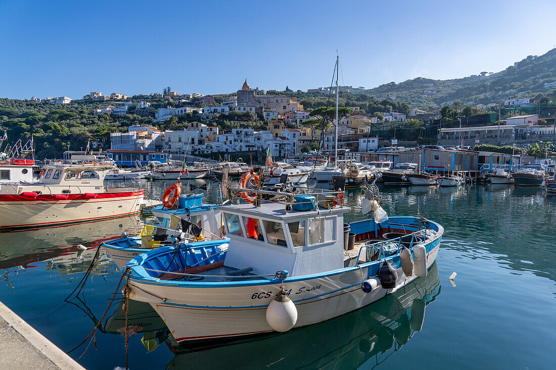 Ein Fischerboot in der Marina Grande in Sorrento, Italien. Dahinter liegt die Stadt Sorrento.