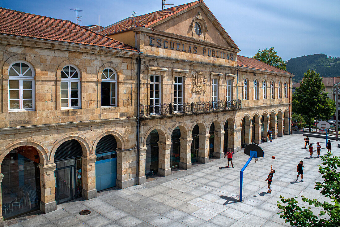 Öffentliche Schule in der Altstadt von Guernica. Guernica wurde von der deutschen Luftwaffe bombardiert. Der Angriff inspirierte Pablo Picasso zu seinem Gemälde Guernica, in dem er seine Empörung über den Angriff zum Ausdruck bringt, Gernika Lumo, Provinz Biskaya, Pais Vasco, Baskenland, Spanien