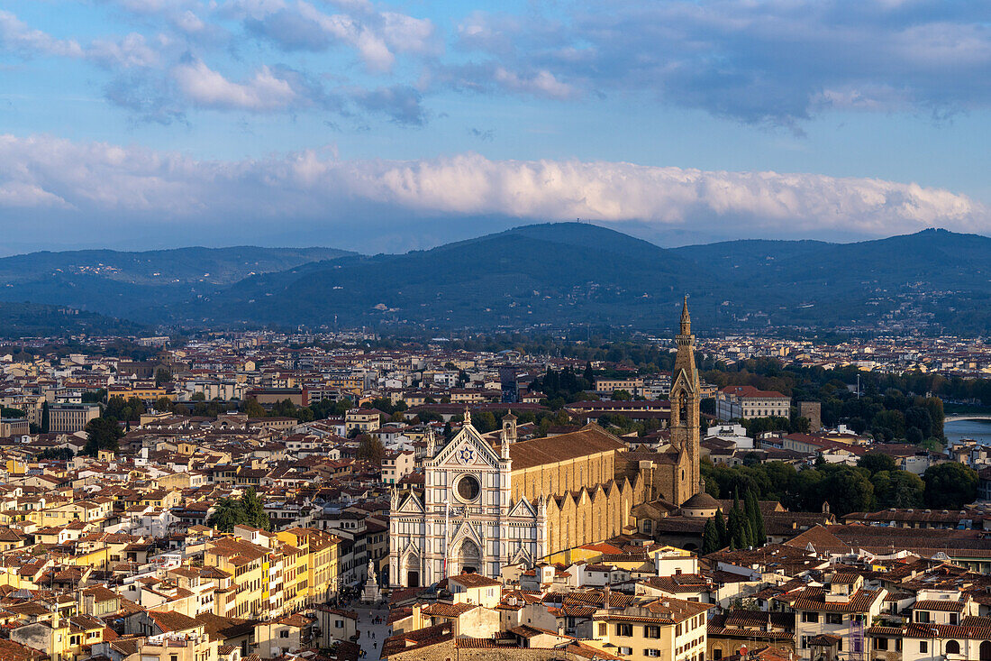 Blick auf die Basilika Santa Croce vom Turm des Palazzo Vecchio in Florenz, Italien.