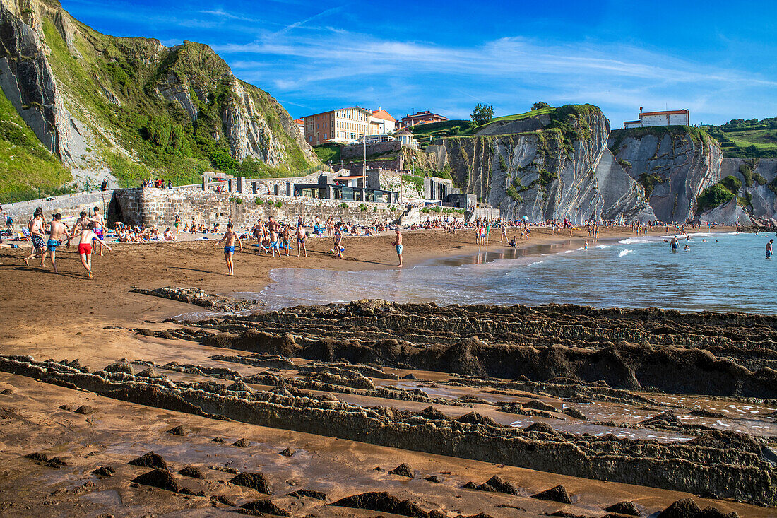 Strand von Itzurun und Flysch de Zumaia, Sedimentgesteinsformationen, Geopark Baskische Küste, Zumaia, Gipuzkoa, Baskenland, Spanien