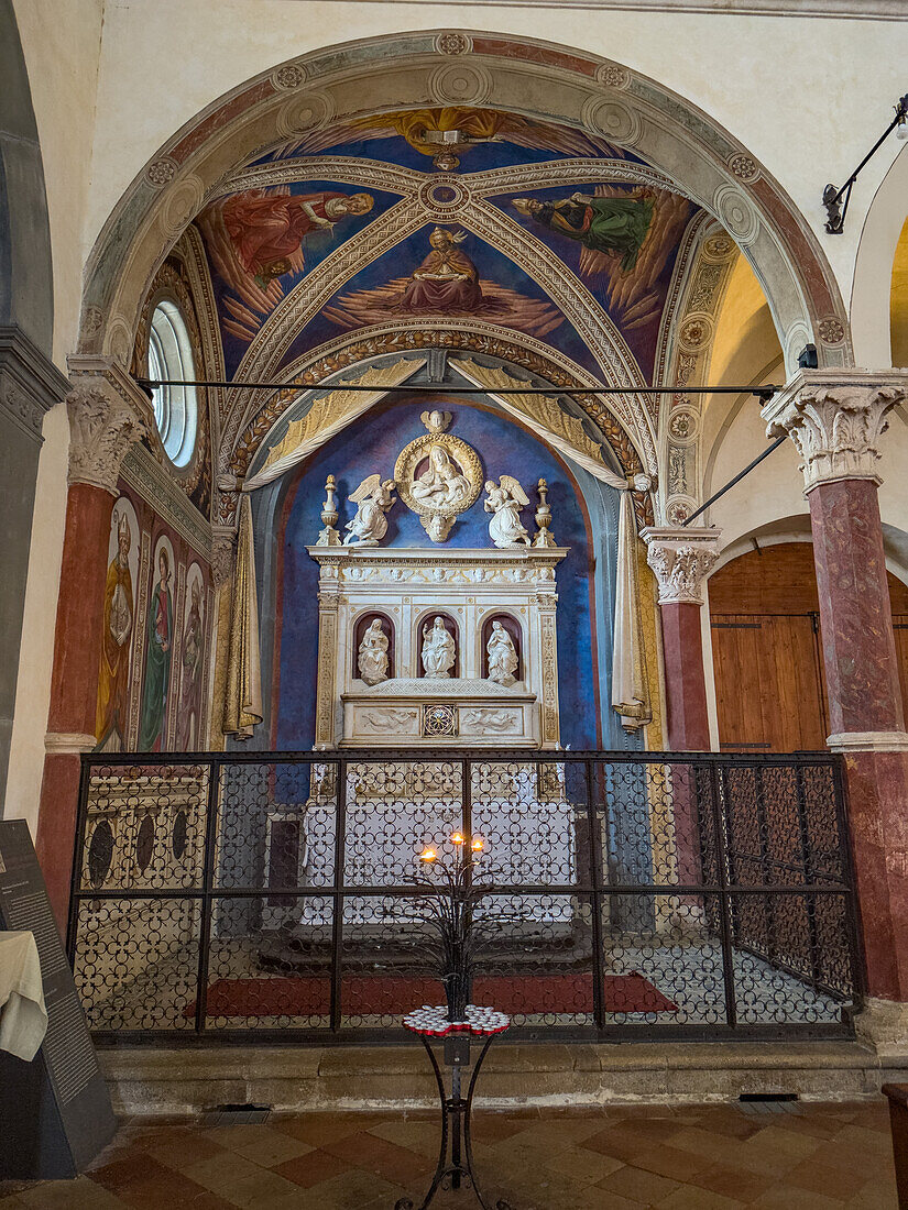 Marmoraltar aus dem 15. Jahrhundert in der Kapelle von San Bartolo in der Kirche von Sant'Agostino in Gimignano, Italien. Der Altar wurde von Benedetto da Maiano geschnitzt. Die Überreste von San Bartolo befinden sich im Inneren des Altars.