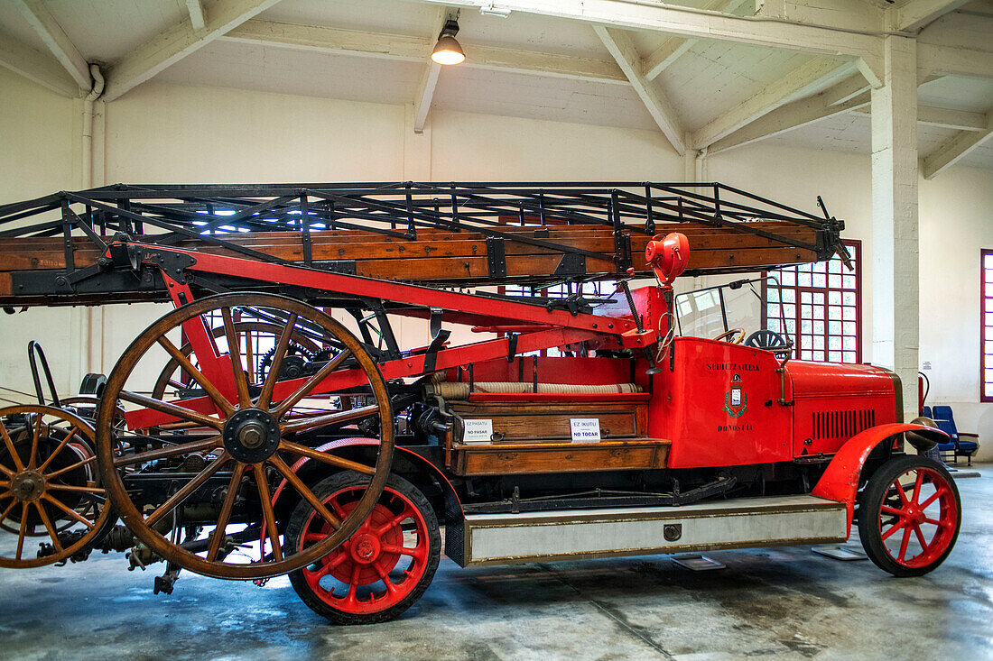 Altes Feuerwehrauto, Baskisches Eisenbahnmuseum, in den Garagen und Werkstätten der ehemaligen Urola-Bahn in Azpeitia, Gipuzkoa, Euskadi, Baskenland, Spanien.