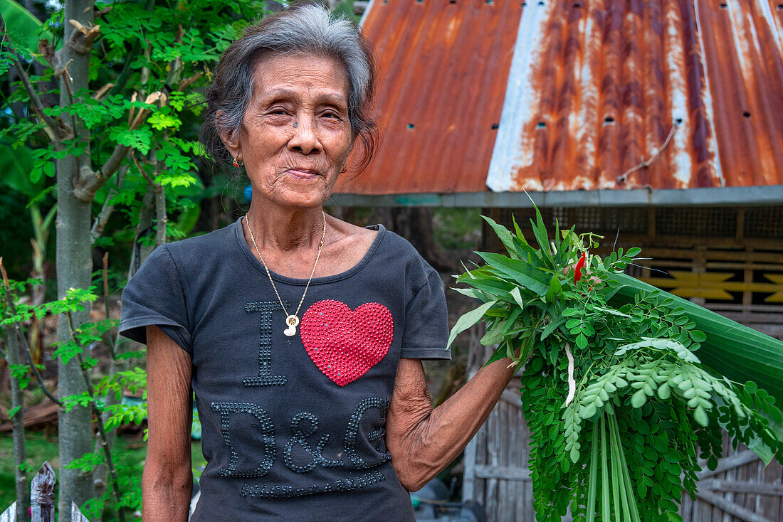 Einheimische alte Frau auf der Insel Sipaway, San Carlos City, Negros Occidental, Philippinen