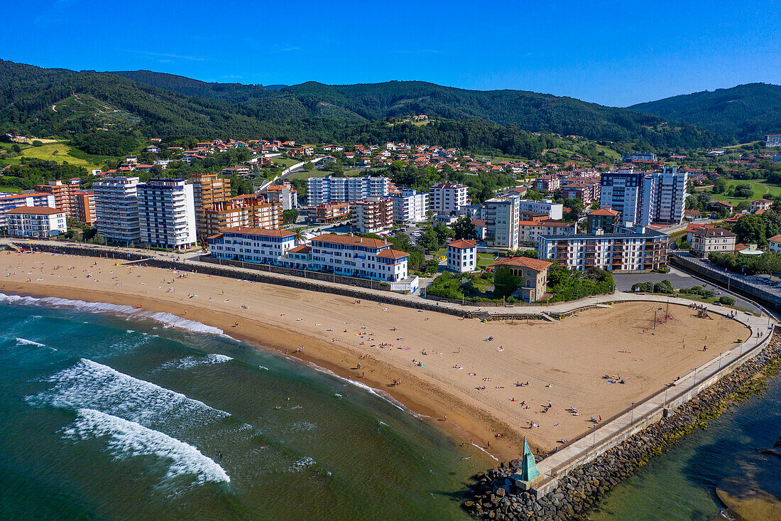 Luftaufnahme des Strandes Playa de Baquio Bakio, Bizkaiko hondartza Bakioko Biscaya, Baskenland, mittelalterliche Gebäude, Zinnen, Euskadi, Spanien.