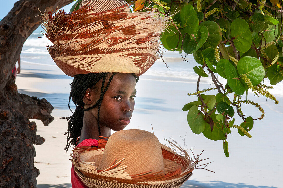 Verkäuferin von Kunsthandwerk, Hüten im Restaurant vor dem Strand von plage de Ti Mouillage in Cayes-de-Jacmel, Cayes de Jacmel, Jacmel, Haiti.