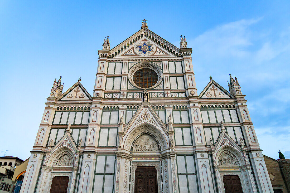 Die Fassade der Basilika Santa Croce oder Basilika des Heiligen Kreuzes in Florenz, Italien.