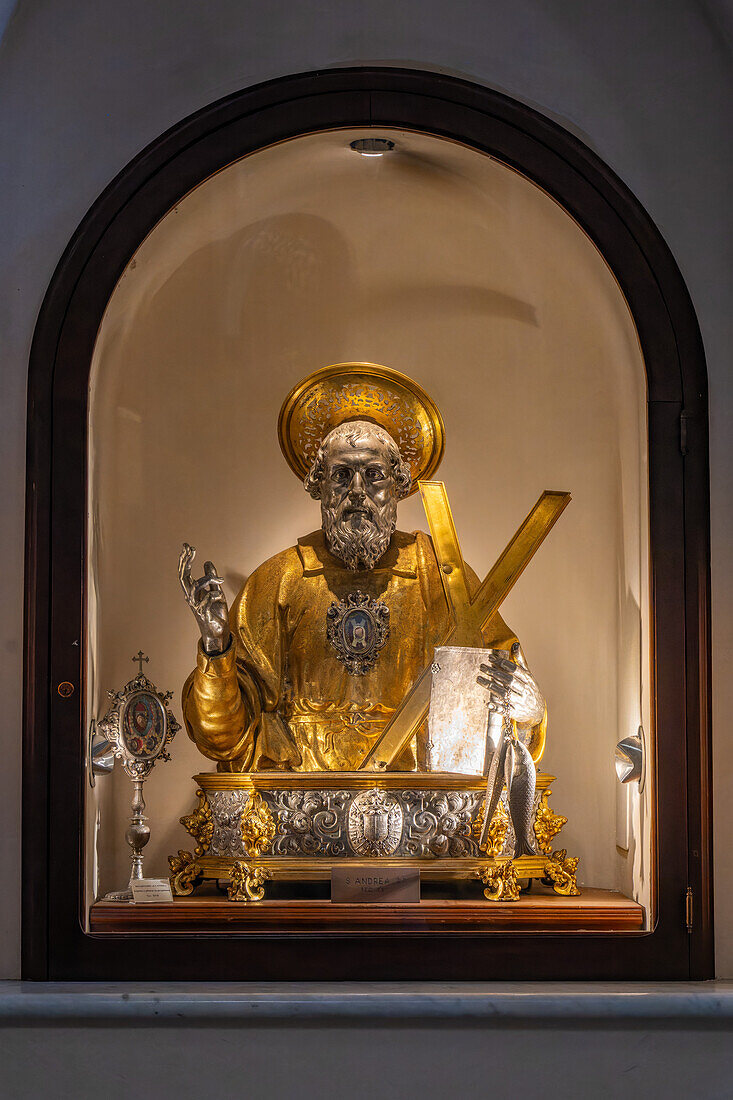 Eine Silber- und Kupferbüste des Heiligen Andreas aus dem 17. Jahrhundert im Dom von Amalfi, Amalfi, Italien.