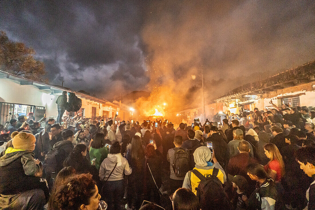 Fest der Verbrennung des Teufels - La Quema del Diablo - in Antigua, Guatemala