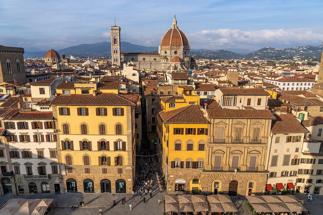 Blick auf den Dom oder die Kathedrale Santa Maria del Fiore vom Turm des Palazzo Vecchio in Florenz, Italien.