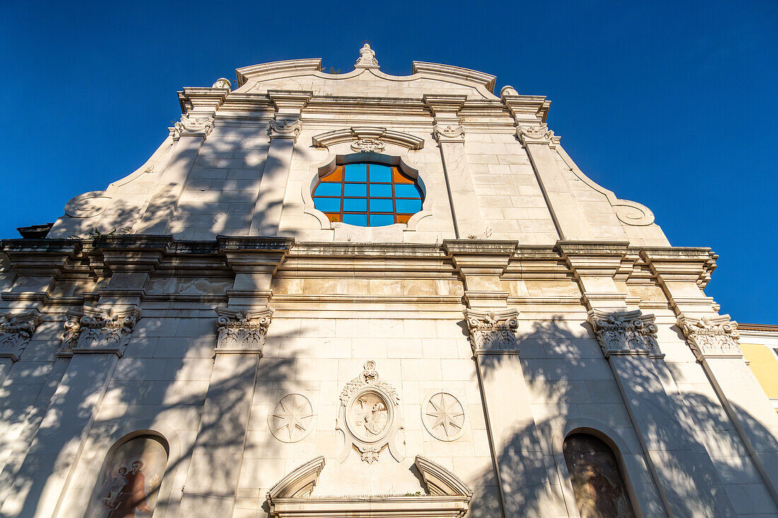 Die Fassade der Kirche San Francesco di'Assisi im historischen Zentrum von Sorrento, Italien.