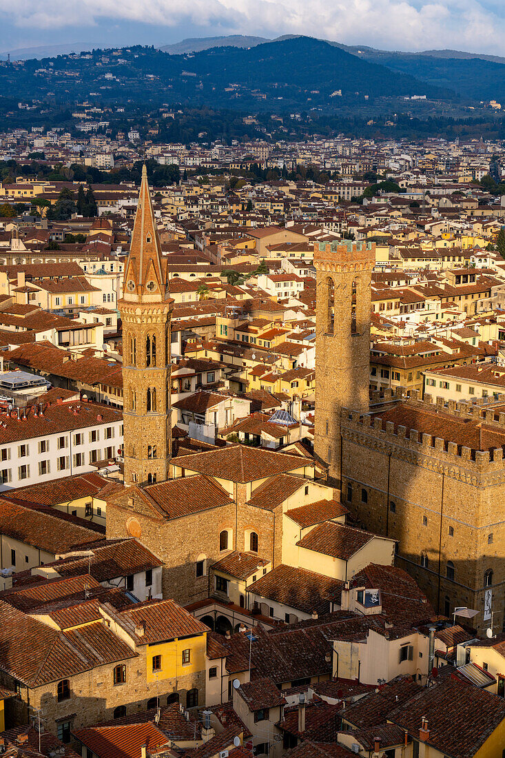 Blick auf die Türme der Badia Fiorentina und des Palazzo del Bargello vom Turm des Palazzo Vecchio in Florenz, Italien.