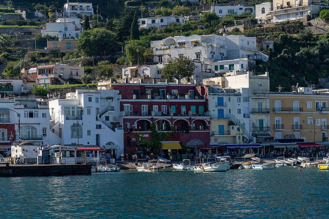 Blick von einem Boot auf den Hafen und die Uferpromenade von Marina Grande auf der Insel Capri, Italien.