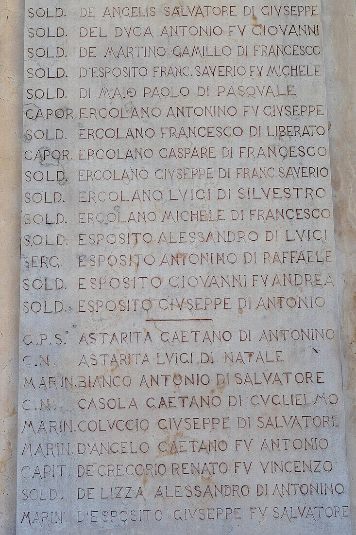 Namen auf dem Denkmal für die sorrentinischen Gefallenen des Ersten Weltkriegs auf der Piazza della Vittoria in Sorrento, Italien.