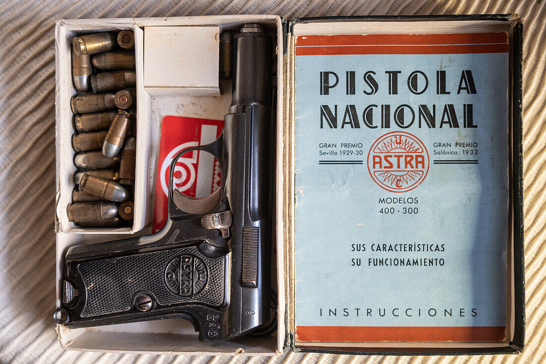 Astra modelo 400 Spanish service pistol, cartridges and bullets