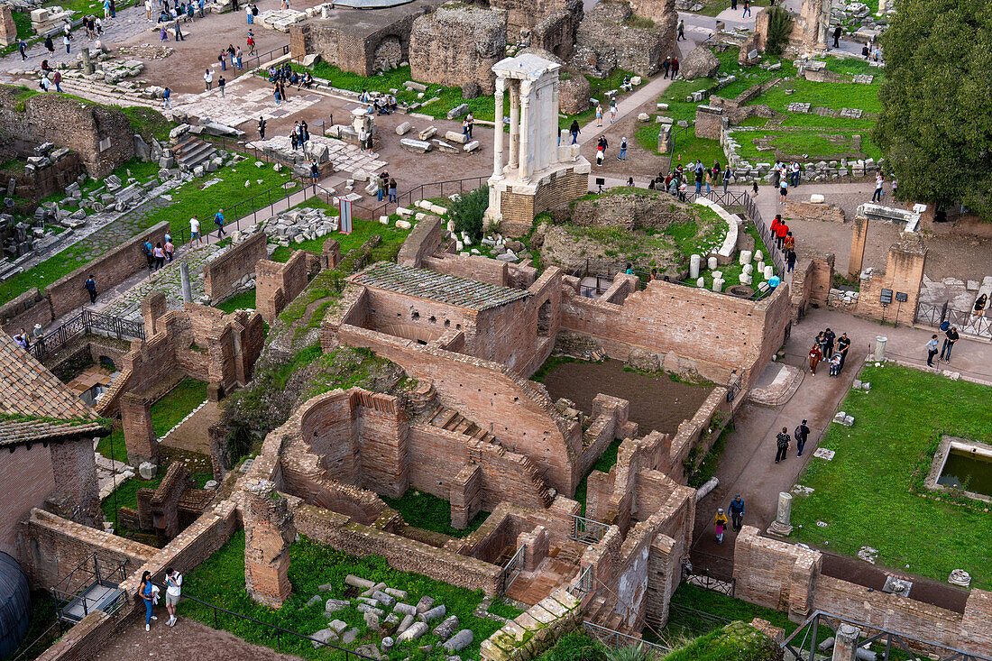 Ruinen des Vestustempels und des Hauses der vestalischen Jungfrauen auf dem Forum Romanum. Rom, Italien.