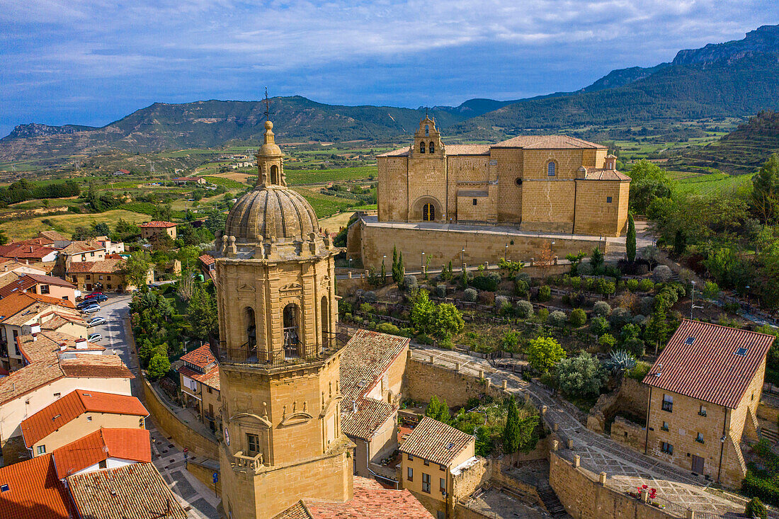 Luftaufnahme der Kirche Nuestra Señora de la Assunta und der Eremitage des Heiligen Christus, Labastida, Rioja Alavesa, Araba, Baskenland, Spanien. Iglesia de Nuestra Señora de la Asunción y Ermita del Santo Cristo, Labastida, Rioja Alavesa , Alava, País Vasco, Spanien.