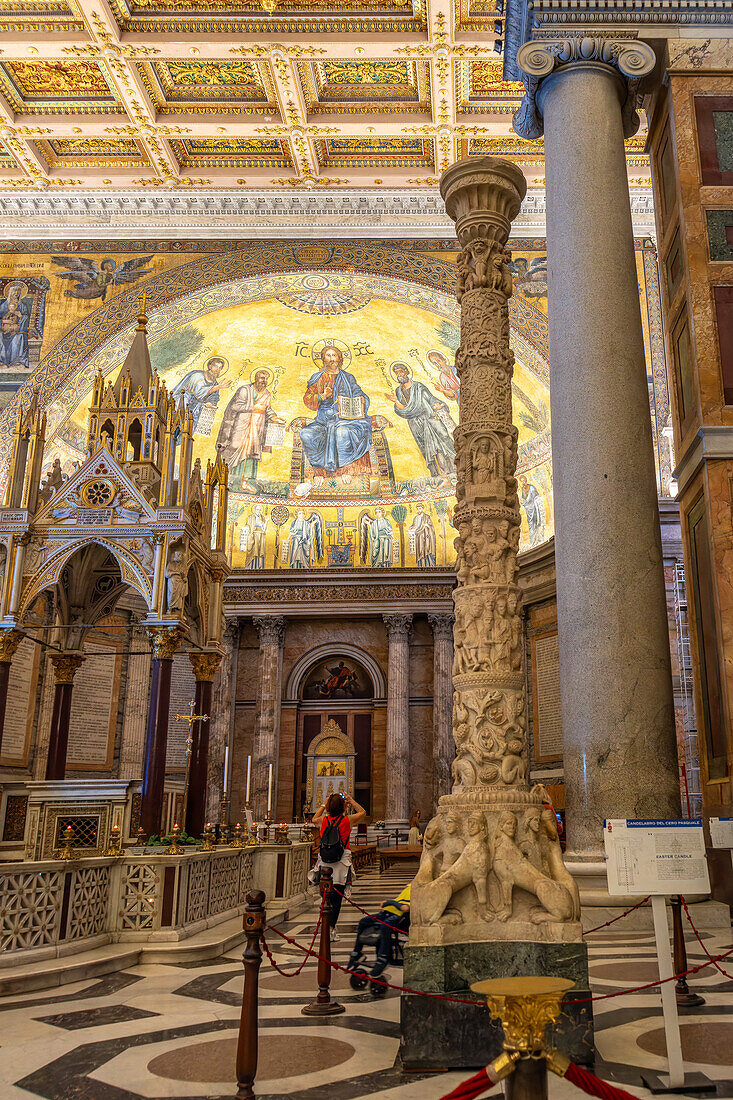 Osterkerzenleuchter in der Basilika St. Paul vor den Mauern in Rom, Italien. Eine Marmorsäule mit biblischen Szenen. ca. 1170 n. Chr.