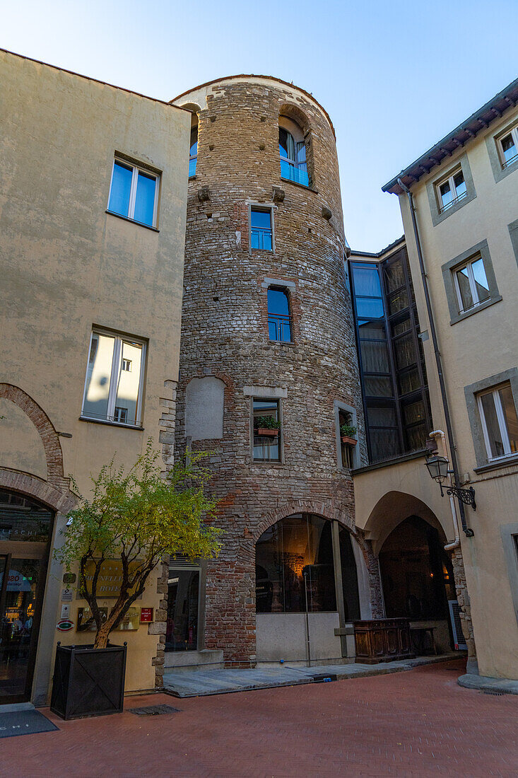 Der mittelalterliche Turm Torre Pagliazza wurde zunächst als Getreidespeicher in Florenz, Italien, errichtet. Später diente er als Frauengefängnis und ist heute Teil des Hotels Brunelleschi mit einem Restaurant im Erdgeschoss.