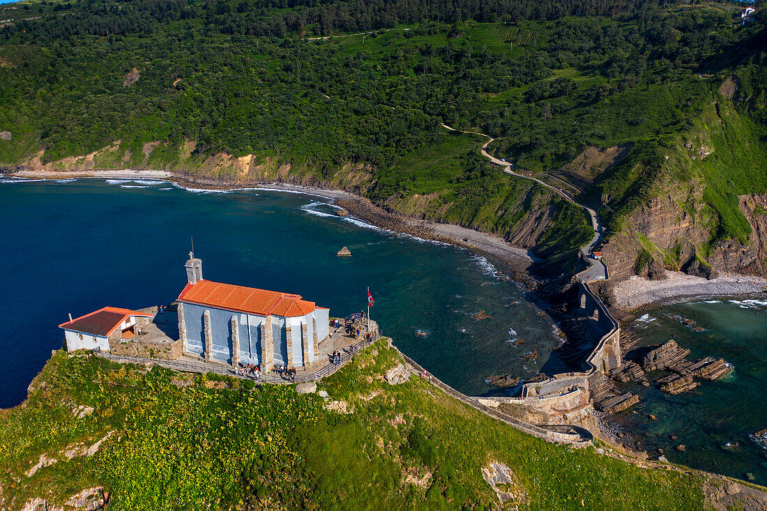 San Juan de Gaztelugatxe, Drachenstein in Game of Thrones, Brücke und Steintreppe, Bermeo, Baskenland, Euskadi, Euskaerria, Spanien.