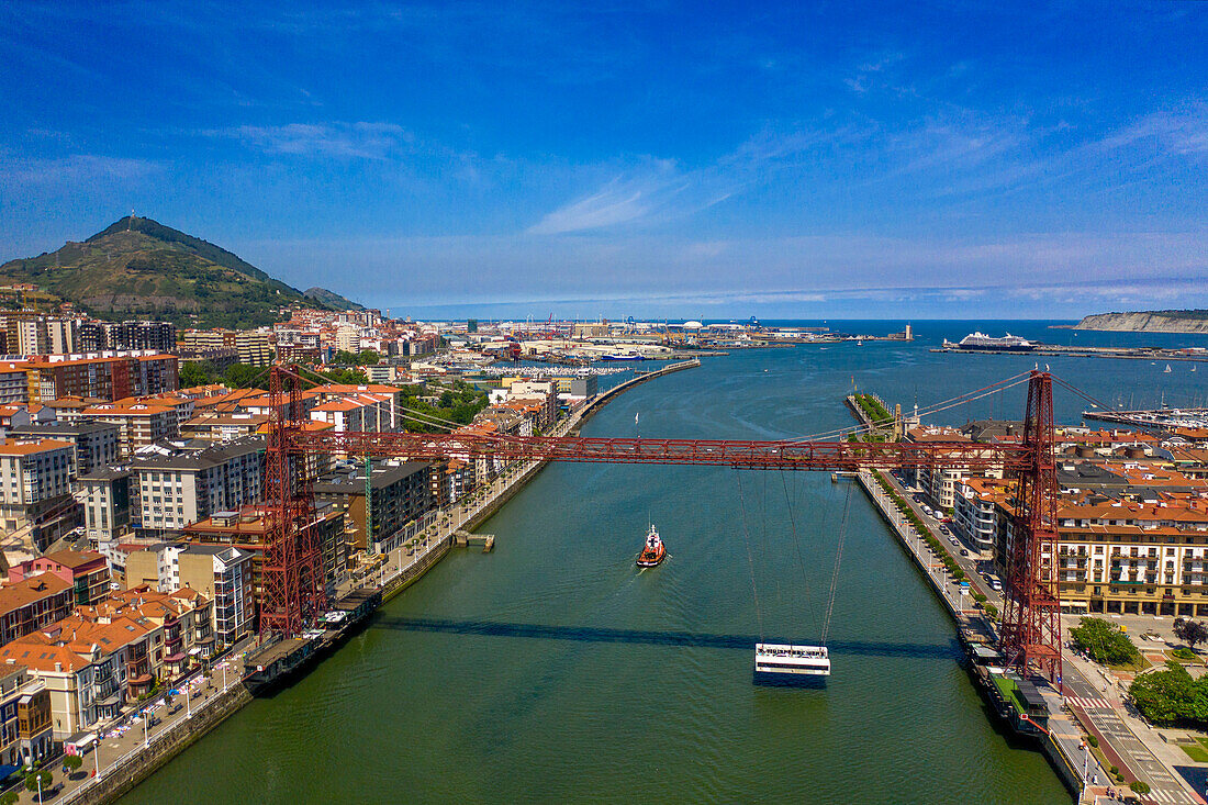 Luftaufnahme der Vizcaya-Brücke, einer Transportbrücke, die die Städte Portugalete und Getxo verbindet, Provinz Bilbao, Baskenland, Euskadi, Spanien.