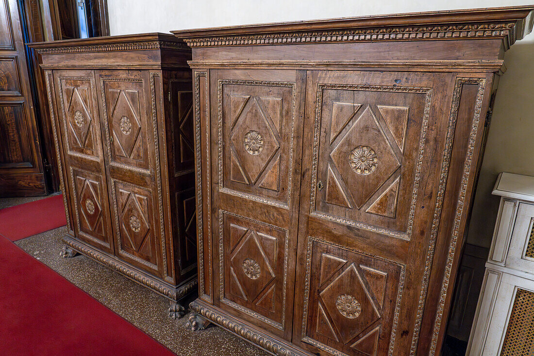 Antike geschnitzte Holzschränke in einem Schlafzimmer im Palazzo Medici Riccardi, Florenz, Italien.